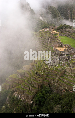 Les ruines Inca et anciennes terrasses de montagne dans la brume du matin, [Machu Picchu], le Pérou, l'Andes, l'Amérique du Sud' Banque D'Images