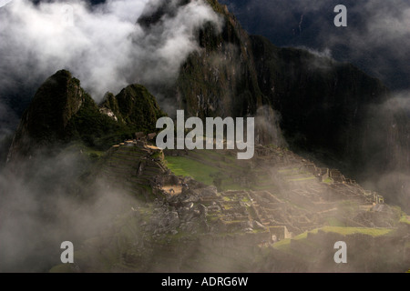 Le Machu Picchu, cité perdue des Incas, le Pérou, vue sur l'ancienne ruines Inca et montagnes en nuée du matin, les Andes, l'Amérique du Sud' Banque D'Images