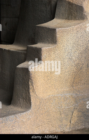 [Machu Picchu] [tombe royale] et Inca stone marches sous le Torreon [Temple du Soleil], le Pérou, Amérique du Sud' Banque D'Images