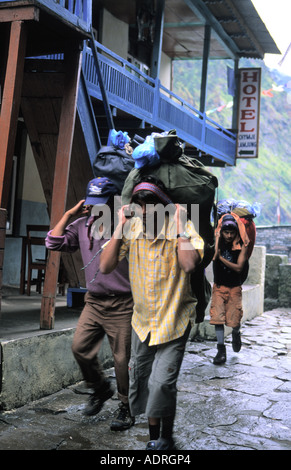 Nepali porteurs dans la région de l'Annapurna Népal village Chymje Banque D'Images