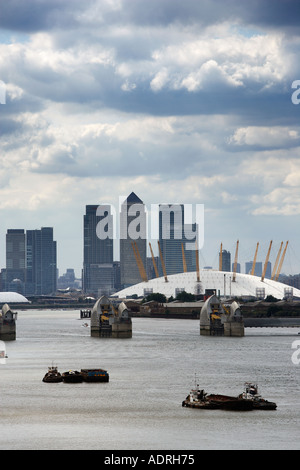 Toits de Canary Warf avec le Millenium Dome tamise et Thames Barrier dans le premier plan vu de Woolwich Banque D'Images