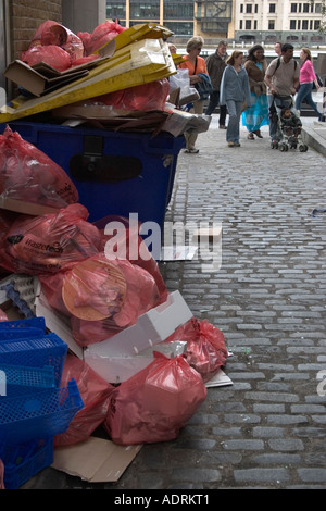 Les poubelles débordent par le Thames Path. Southwark, Londres, Angleterre Banque D'Images