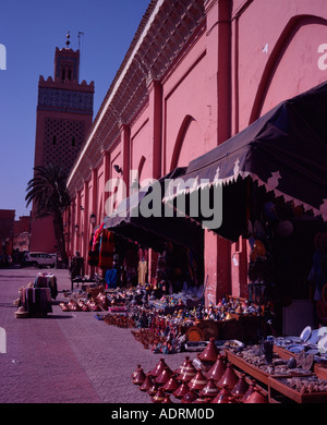 Boutiques à l'extérieur de la mosquée de la Kasbah Marrakech Maroc Banque D'Images