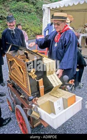 Joueur d'orgue traditionnel de rue pendant anniversaire Han sur Lesse Belgique Banque D'Images