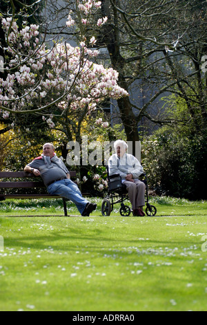 Mère et Fils appréciant la tranquillité et le soleil d'un jour de printemps dans le parc Banque D'Images