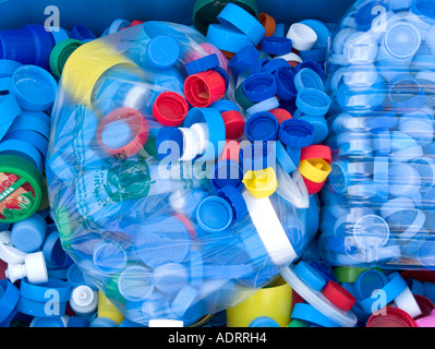 Sacs en plastique plein de bouteilles multicolores se trouvent entre autres tops Banque D'Images