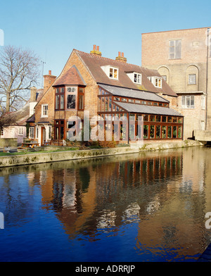 Grande maison traditionnelle avec véranda à deux étages donnant sur la rivière et petite extension latérale avec windows Banque D'Images