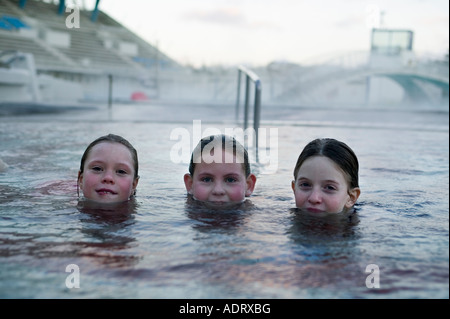 Trois filles de nager dans une piscine, Reykjavik, Islande