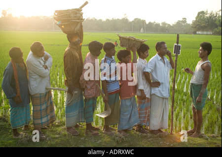 Un entrepreneur vend antenne pour les riziculteurs sur son téléphone mobile à énergie solaire dans un village près de Comilla Bangladesh 2006 Banque D'Images