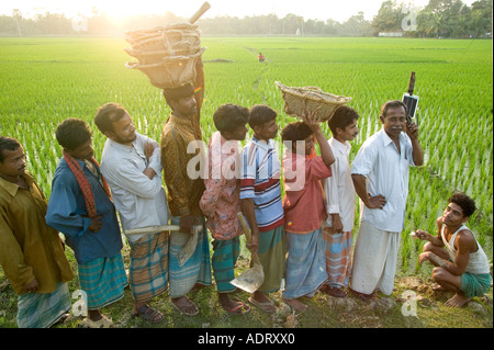 Un entrepreneur vend antenne pour les riziculteurs sur son téléphone mobile à énergie solaire dans un village près de Comilla Bangladesh 2006 Banque D'Images