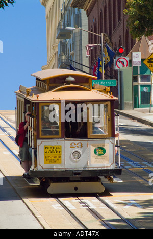 Cable car descendre de fortes pentes hill à San Francisco California USA Banque D'Images