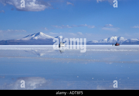 L'ensemble de l'excès de sel du Salar de Uyuni dans un 4x4 Un voyageur s'arrête pour prendre une photo Bolivie S'Amérique Banque D'Images