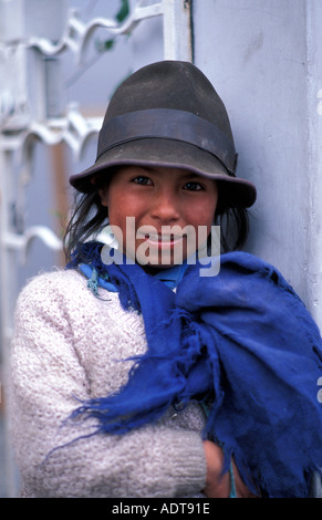 Portrait d'une jeune fille en chapeau distinctif d'Equateur et d'Amérique du Sud Equateur Quito châle Banque D'Images