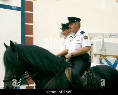 Les policiers à cheval équitation espagnole à la Feria de Fuengirola, Costa del Sol, Andalousie, Espagne, Europe, Banque D'Images