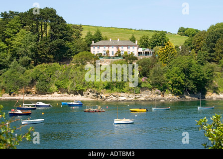 Campagne en paysage rural à flanc de colline cadre résidentiel donnant sur de petits bateaux amarrés dans Carrick Roads St juste à Roseland Cornwall Royaume-Uni Banque D'Images
