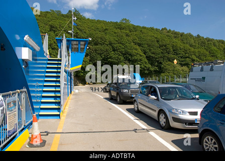 Voitures Trelissick à bord du pont de ferry King Harry Chain un véhicule et des passagers traversant Carrick Roads atteignent la rivière FAL Cornwall Angleterre Banque D'Images