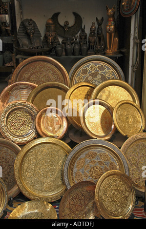 Handcrafted Metal Works à vendre à Khan el-Khalili, un grand souk dans le centre historique du Caire islamique Égypte Banque D'Images