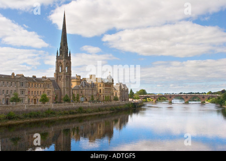 Skyline Tayside avec vue sur la rivière de l'église Saint Matthieu, la rivière Tay Bridge et de la ville de Perth, Perthshire, Écosse, Royaume-Uni Banque D'Images