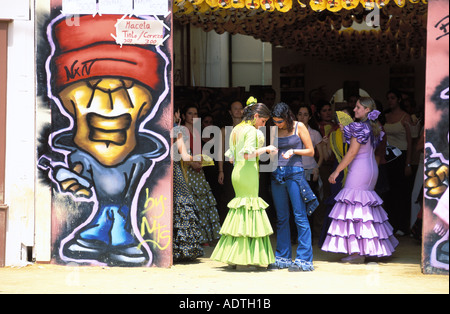 Jerez de la Frontera in robe flamenco dans une caseta pour les jeunes à la Feria del Caballo Banque D'Images