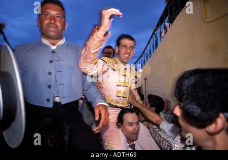 Jerez de la frontera torero Padilla quitte l'arène sur les épaules à travers la porte principale Banque D'Images