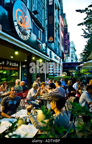 Reims France, Bistro Français branché Bar café terrasse de restaurant, 'Cafe avant la Paix', Pub bondé Banque D'Images