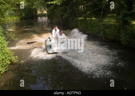 Diffusion ultra fine chalk granulé démarre le processus de neutralisation et d'aération d'étang Banque D'Images