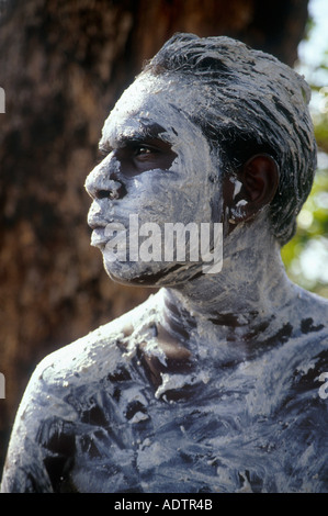 Les Yolngu Boy film teenage boy autochtones peints avec de l'argile blanche Arnhem Land NT Australie Banque D'Images