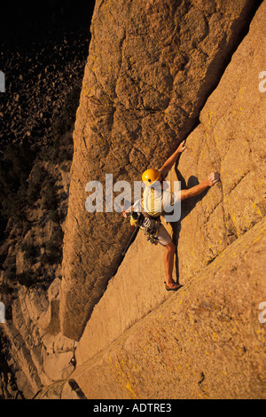 Male rock climber ascending une route escarpée sur Devil's Tower au Wyoming USA Banque D'Images