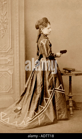 Original 1860's CDV (carte de visite) Portrait formel de femme victorienne tenant livre, circa 1868, Royaume-Uni Banque D'Images