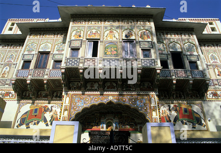 Restauré façade peinte de l'haveli Mandawa Inde Banque D'Images