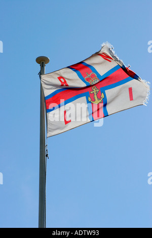 RNLI Royal National Lifeboat Institution flag flying sur mât Banque D'Images
