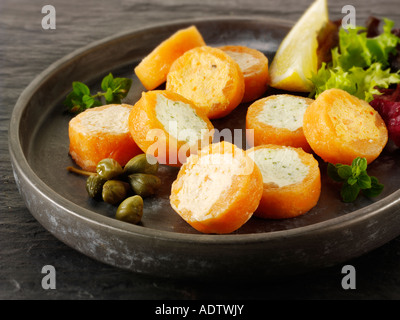 Rouleaux de saumon fumé rempli de fromage à la crème et le fromage à la crème et les poivrons dans une partie paramètre buffet Banque D'Images