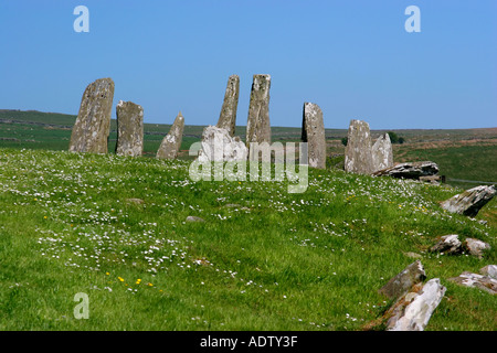 Pierres au-dessus d'un cairn funéraire chambré ou tombe à Cairnholy Dumfries et Galloway au sud ouest de l'Écosse avec ciel bleu Banque D'Images