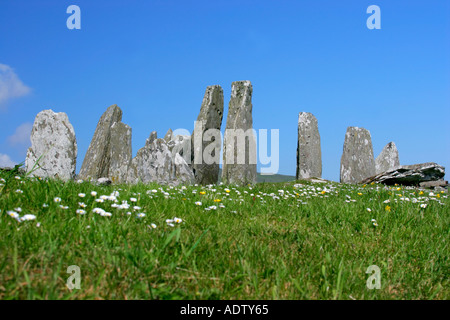 Pierres au-dessus d'un cairn funéraire chambré ou tombe à Cairnholy Dumfries et Galloway au sud ouest de l'Écosse avec ciel bleu Banque D'Images