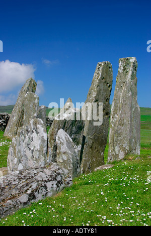 Pierres au-dessus d'un cairn funéraire chambré ou tombe à Cairnholy Dumfries et Galloway au sud ouest de l'Écosse avec ciel bleu Banque D'Images