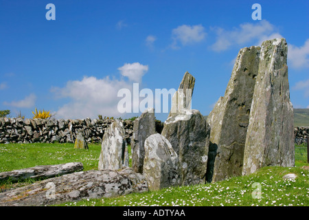 Pierres au-dessus d'un cairn funéraire chambré ou tombe à Cairnholy Dumfries et Galloway au sud ouest de l'Écosse avec ciel bleu Banque D'Images