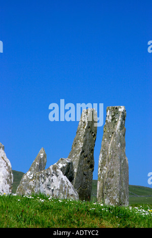 Pierres au-dessus d'un cairn funéraire chambré ou tombe à Cairnholy Dumfries et Galloway au sud ouest de l'Écosse avec ciel bleu Banque D'Images