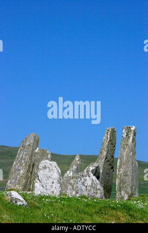 Pierres au-dessus d'un cairn funéraire chambré ou tombe à Cairnholy Dumfries et Galloway au sud ouest de l'Écosse avec ciel bleu Banque D'Images