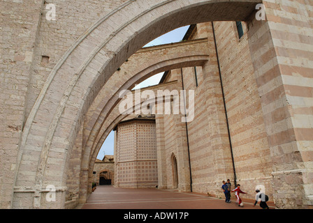 Garçons jouant au football italien sous les arcs-boutants de la Basilique de Saint Clare assisi ombrie italie Banque D'Images