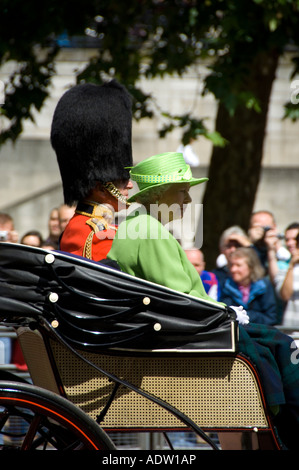 Sa Majesté la Reine Elizabeth II et le Prince Philip participant à la parade de la couleur au centre de Londres en 2007 Banque D'Images