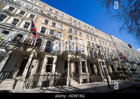 Kensington Hotel et l'hôtel Claverley avec drapeau britannique ; Beaufort Gardens sur Brompton Road, Knightsbridge, London SW3. Banque D'Images