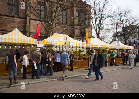 Marché français cale sous les auvents jaune blanc vendre divers produits occupé avec les gens shopping Chester Cheshire England UK Banque D'Images