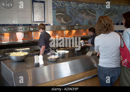 Les clients, compteur et le poisson et friteuses chip shop, Suffolk Aldeburgh Banque D'Images