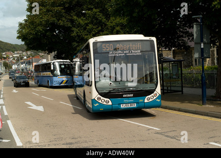 Le bus arriva au Pays de Galles à Aberystwyth stop bis Galles Ceredigion Banque D'Images