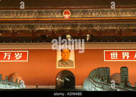 Allumé en vue de nuit le portrait de Mao Zedong à l'entrée de la Cité Interdite Pékin Asie Banque D'Images