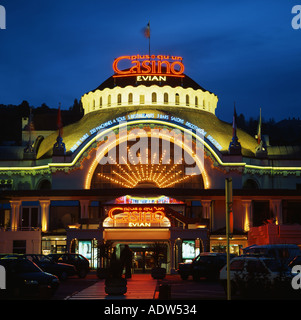 Entrée du casino illuminée au crépuscule, Evian-les-Bains, Haute-Savoie, Savoie, France, Europe, Banque D'Images