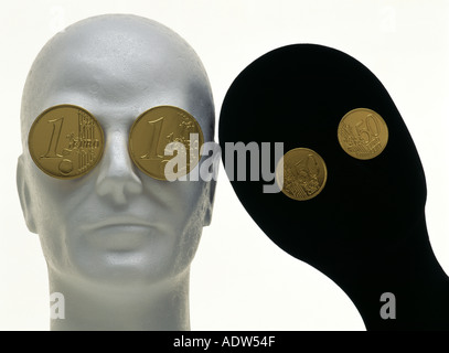 TÊTES DE MANNEQUINS BLANCHES ET NOIRES AVEC GOLDEN EURO GOLDEN COINS MODÈLES POUR LES YEUX Banque D'Images