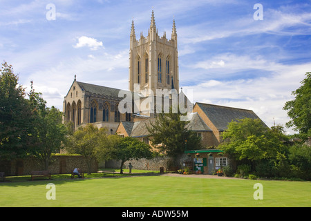 Cathédrale St James à Bury St Edmunds dans le Suffolk, UK, vu de l'Abbey Gardens Banque D'Images