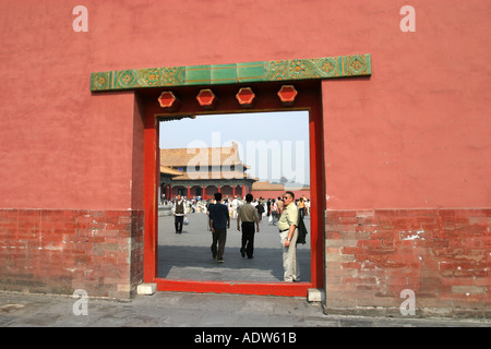 Cours typique rouge porte entre dans la Cité Interdite Pékin Chine Asie Banque D'Images