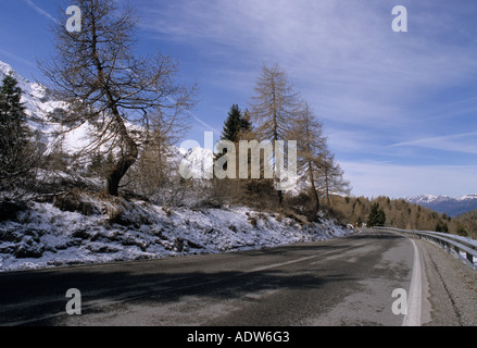 Durant le printemps de la route près de Ponte di Legno Alta Valcamonica Alpes italiennes Italie Lombardie Banque D'Images
